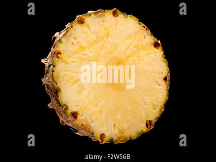 Ananas frutta slice isolati su sfondo nero Foto Stock