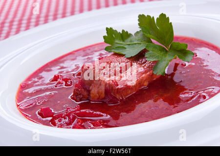 Tradizionali ucraine zuppa rossa con la barbabietola e la carne di maiale Foto Stock