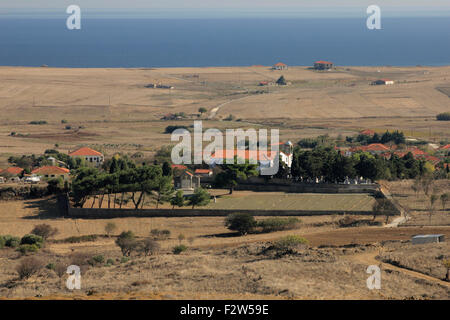 Elevato punto di vista panoramico di CWGC Portianos cimitero, Anzac str. a destra del sito e impostazioni internazionali, circondato da Mudros golfo. Foto Stock