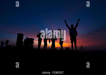 Le persone che si godono il tramonto al tempio ijo (verdi) Yogyakarta, Indonesia Foto Stock