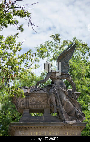 Una statua di un angelo in Visehrad cimitero di Praga, Repubblica Ceca Foto Stock