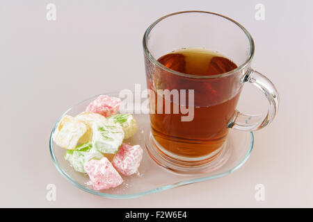 Dolce cubetti di gelatina e la tazza di tè Foto Stock