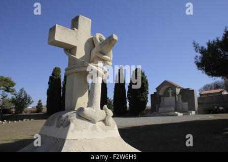 Primo piano della HMS Endimione cenotafio decorativo headstone e la grande croce in background. CWGC Portianos cimitero. Lemnos, GR Foto Stock