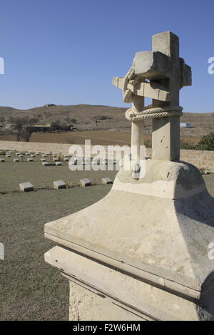 HMS Sidelit Endimione memorial cross scultura dettagli e tombe. Guardando ad ovest al CWGC Portianos cimitero. Lemnos, Grecia. Foto Stock