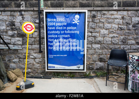 Poster su decessi in custodia della polizia a Banksy's Dismaland. Foto Stock