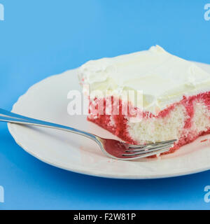 Un pezzo di torta soda-pop fatta in casa su un piatto dessert bianco su uno sfondo blu. STATI UNITI. Foto Stock