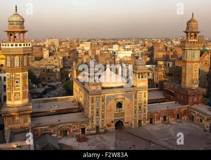 Vista sul tetto dal Wazir Khan moschea, Lahore, Pakistan un capolavoro di architettura con dossi e un punto di riferimento storico Foto Stock
