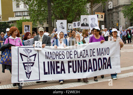 Madres de la Plaza de Mayo il loro settimanale marzo, protestando per loro desaparecidos i bambini durante la guerra sporca Foto Stock