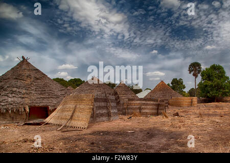 Il villaggio tradizionale e per la casa rurale in Guinea Bissau, in Africa occidentale. Foto Stock