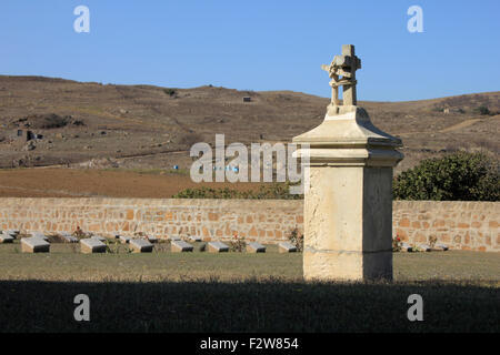 HMS Endimione memorial, vista occidentale, circondato da tombe a CWGC Portianos cimitero. Lemnos, Grecia. Foto Stock