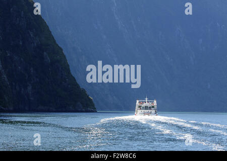 Gita in barca a vela in Milford Sound, Nuova Zelanda. Foto Stock