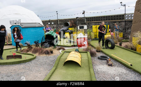 Campo da mini golf a Banksy's Dismaland. Foto Stock