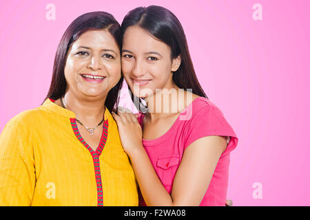 2 indian madre e figlia giovane cura Foto Stock