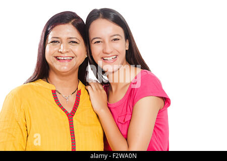 2 indian madre e figlia giovane cura Foto Stock