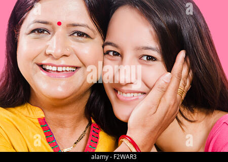 2 indian madre e figlia giovane cura Foto Stock