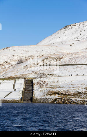 Il traboccamento tra Yeoman Hey colomba e serbatoi di pietra nei pressi di Saddleworth. Un chiaro e giornata di sole mostra off la coperta di neve sc Foto Stock