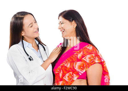 2 madre indiana e giovane medico doughter parlando Foto Stock