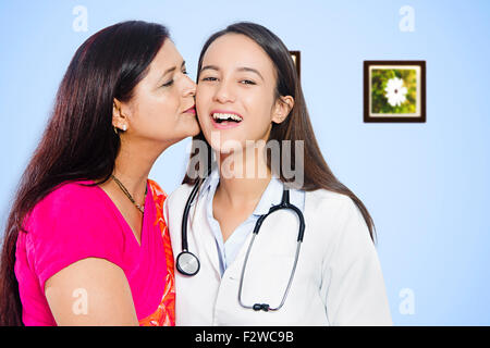 2 madre indiana e giovane medico doughter amore kissing Foto Stock