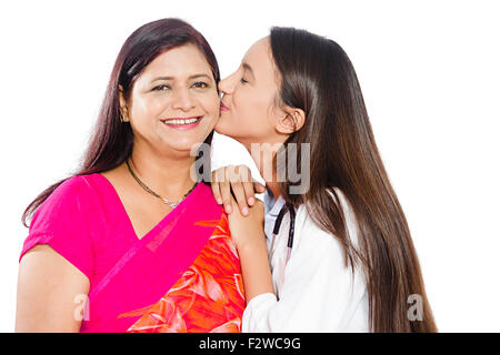 2 madre indiana e giovane medico doughter amore kissing Foto Stock