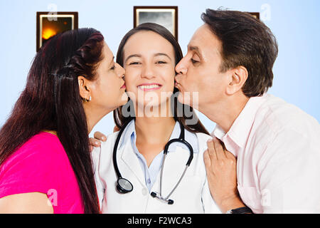 3 genitori indiano giovane medico doughter amore kissing Foto Stock