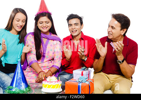 4 presenta indiano giovane figlia e figlio celebrazione di compleanno Foto Stock