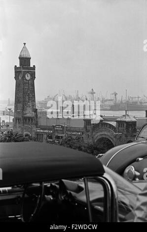 Die Landungsbrücken in St. Pauli im Hafen Hamburg, Deutschland 1960er Jahre. Piers a St. Pauli al porto di Amburgo, Germania 1960s. Foto Stock