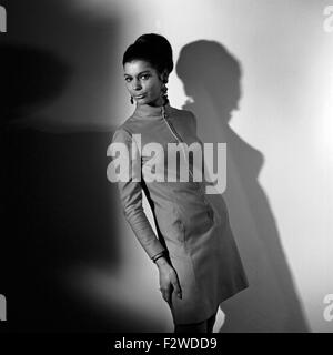 Deutsche Schauspielerin und modello Sylvia Traenckner, Deutschland 1960er Jahre. Attrice tedesca e modello Sylvia Traenckner, Germania 1960s. Foto Stock