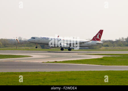 La Turkish Airlines Airbus A321 (TC-JSI) in atterraggio all'Aeroporto Internazionale di Manchester sulla pista. Foto Stock