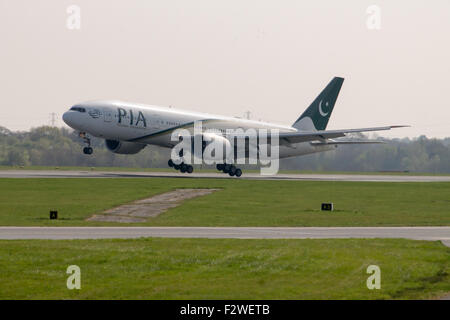 Pakistan international Airways Boeing 777-240LR (AP-BGY) in atterraggio all'Aeroporto Internazionale di Manchester sulla pista. Foto Stock