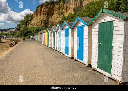 Un certo numero di multi-colore di chalet sulla spiaggia di fronte al mare a Shanklin sull'Isola di Wight Foto Stock