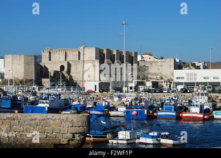 Castello di Guzman El Bueno con porto di pescatori in primo piano, Tarifa, Costa de la Luz; la provincia di Cadiz Cadice, Andalusia, Spagna. Foto Stock