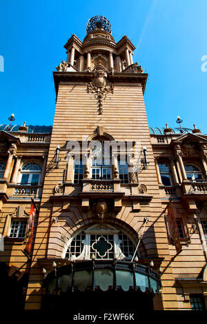 Vecchio windon in Inghilterra Londra in mattoni in vetro e la parete Foto Stock