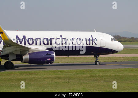 La Monarch Airlines Airbus A321 rullaggio sull'Aeroporto Internazionale di Manchester di rullaggio dopo lo sbarco. Foto Stock