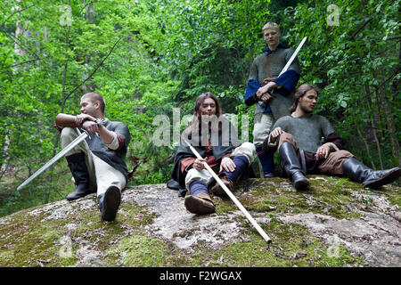 Membri del Folklore e antica lotta gruppo Vilkaci seduta su roccia Foto Stock