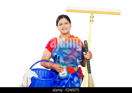 1 indian donna adulta pulizia casalinga il multitasking Foto Stock