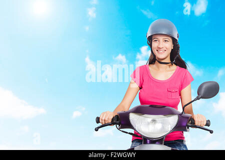 1 indian giovane donna Scooty godere di equitazione Foto Stock