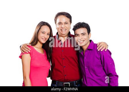 3 indiano padre e figlio giovane e la figlia in piedi Foto Stock