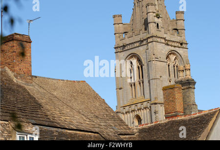 Stamford, Regno Unito. 24 Settembre, 2015. Cieli blu e una luce calda brezza su stamford tetti. Credito: Clifford Norton/Alamy Live News Foto Stock