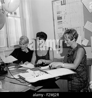 In der Redaktion zur Silvestershow 'Ab morgen haben wir umorismo', Regie: Harald Vock, Deutschland 1960er Jahre. In redazione e la vigilia di capodanno TV show 'Ab morgen haben wir umorismo', Germania 1960s. Foto Stock