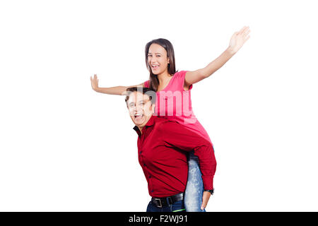 2 indiano padre e figlia giovane giocando Piggyback godere Foto Stock