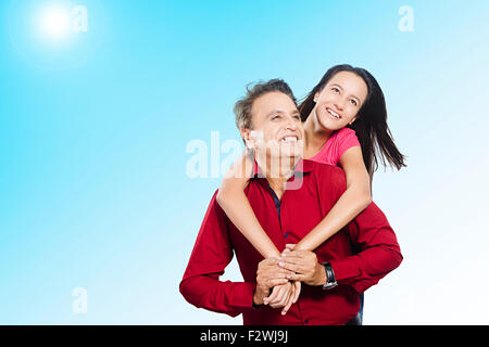 2 indiano padre e figlia giovane Piggyback godere del divertimento Foto Stock