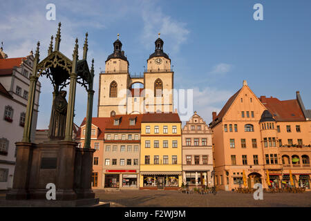 Piazza del mercato, con antico municipio e Stadtkirche, Lutherstadt Wittenberg, Sassonia-Anhalt, Germania Foto Stock