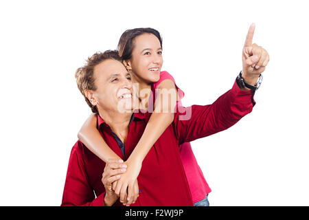 2 indiano padre e figlia giovane Piggyback divertimento godetevi il dito puntato mostra Foto Stock