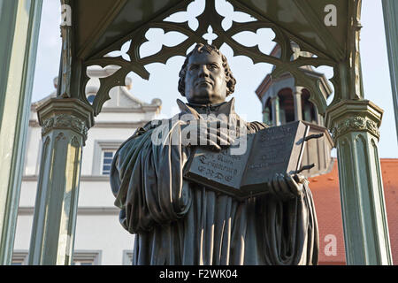 Martin Lutero monumento davanti al municipio, Lutherstadt Wittenberg, Sassonia-Anhalt, Germania Foto Stock