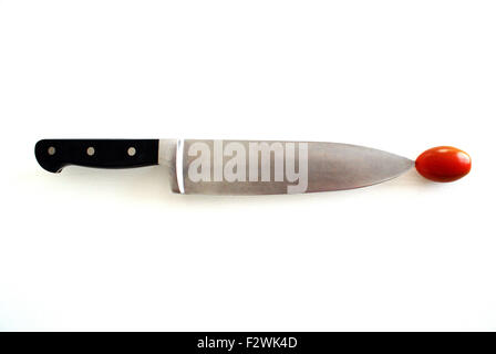 Coltello per cuochi e pomodoro Foto Stock