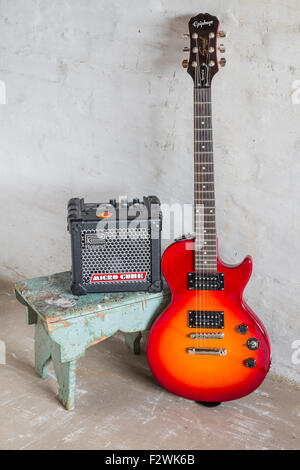 Un Epiphone chitarra elettrica e Roland micro Cube amplificatore Foto Stock