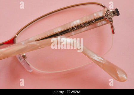 Close up dettaglio della Givenchy occhiali griffati su sfondo rosa Foto  stock - Alamy