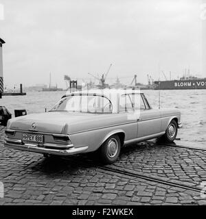 Ein Mercedes Benz 300 SE Coupe am Hafen in Amburgo, Deutschland 1960er Jahre. Una Mercedes Benz 300 SE Coupe al porto di Amburgo, Germania 1960s. Foto Stock