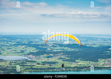 SCHWANGAU, Germania - 23 agosto: Sconosciuto parapendio sul Monte Tegelberg a Schwangau, Germania il 23 agosto 2015. Tegelberg è uno Foto Stock