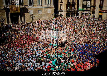 Barcellona, Spagna. 24Sep, 2015. Una torre umana (castell in catalano) è costruito a Barcellona il 24 settembre, 2015. Per la Merce Festival (Festes de la Merce) è stato tenuto il tradizionale Jornada Castellera (Torri Umane giorno) nella piazza del municipio di Barcellona. Credito: Jordi Boixareu/Alamy Live News Foto Stock